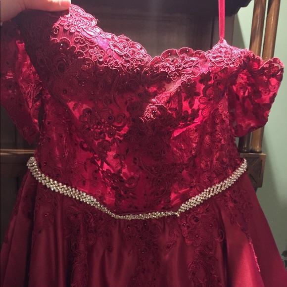 Red satin gown - Picture 3 of 7